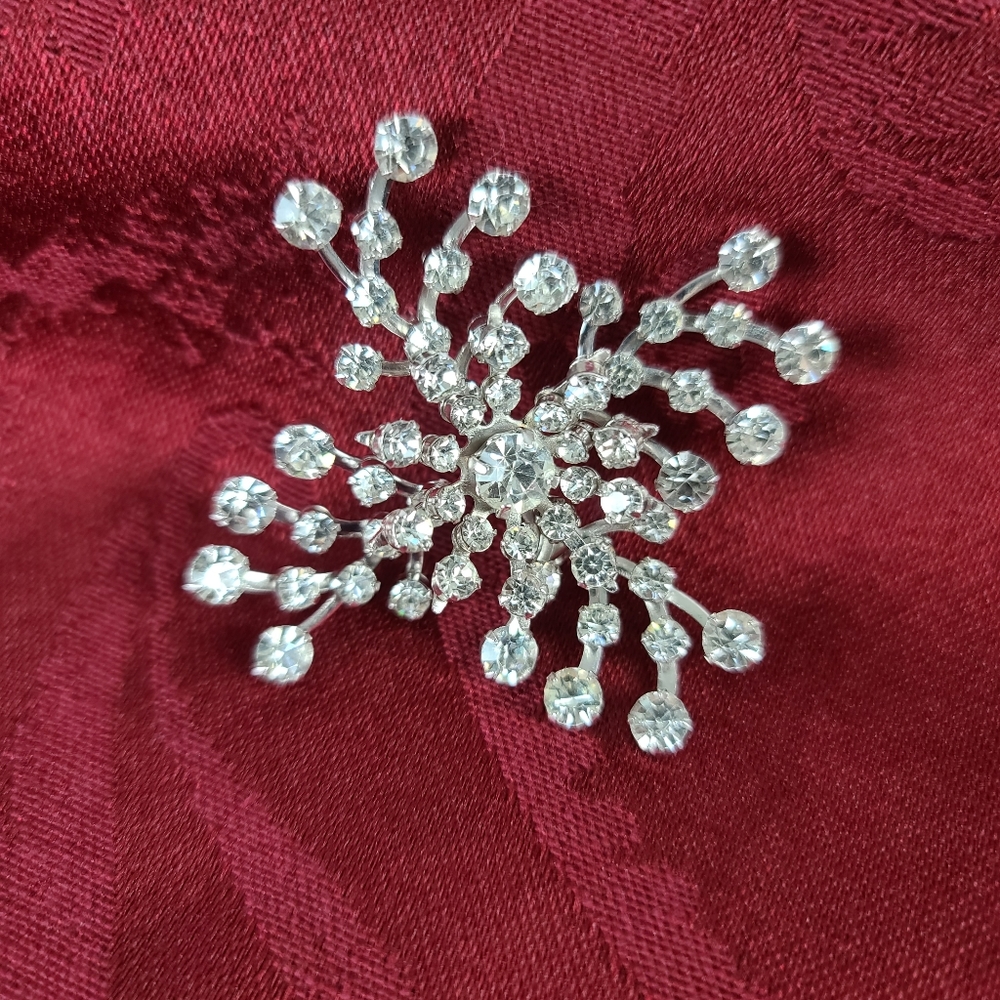 Vintage Rhinestone Brooch. 60s era